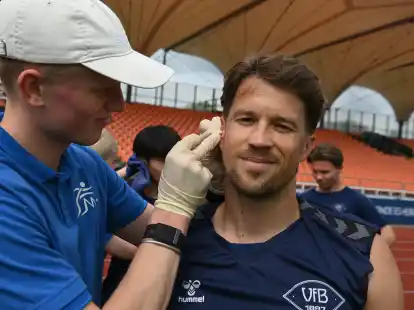 Ein Stich ins Ohrläppchen, um die Fitness zu testen: Patrick Möschl kann auch während des Laktattests lächeln.