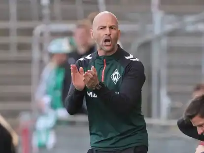 Trainer Christian Brand bereitet Werders U23 auf die neue Saison in der Regionalliga vor.