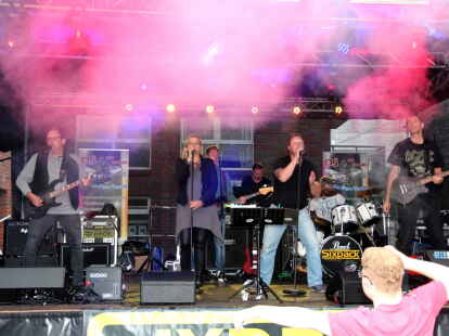 Dorffest Hohenkirchen im Wangerland - zu Gast ist die Band Sixpack aus Emden.