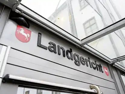 Eine Restaurantbetreiberin aus Leer steht in Aurich vor Gericht, da ihr Steuerhinterziehung vorgeworfen wird. Bei dem Prozess gibt es Überraschungen.