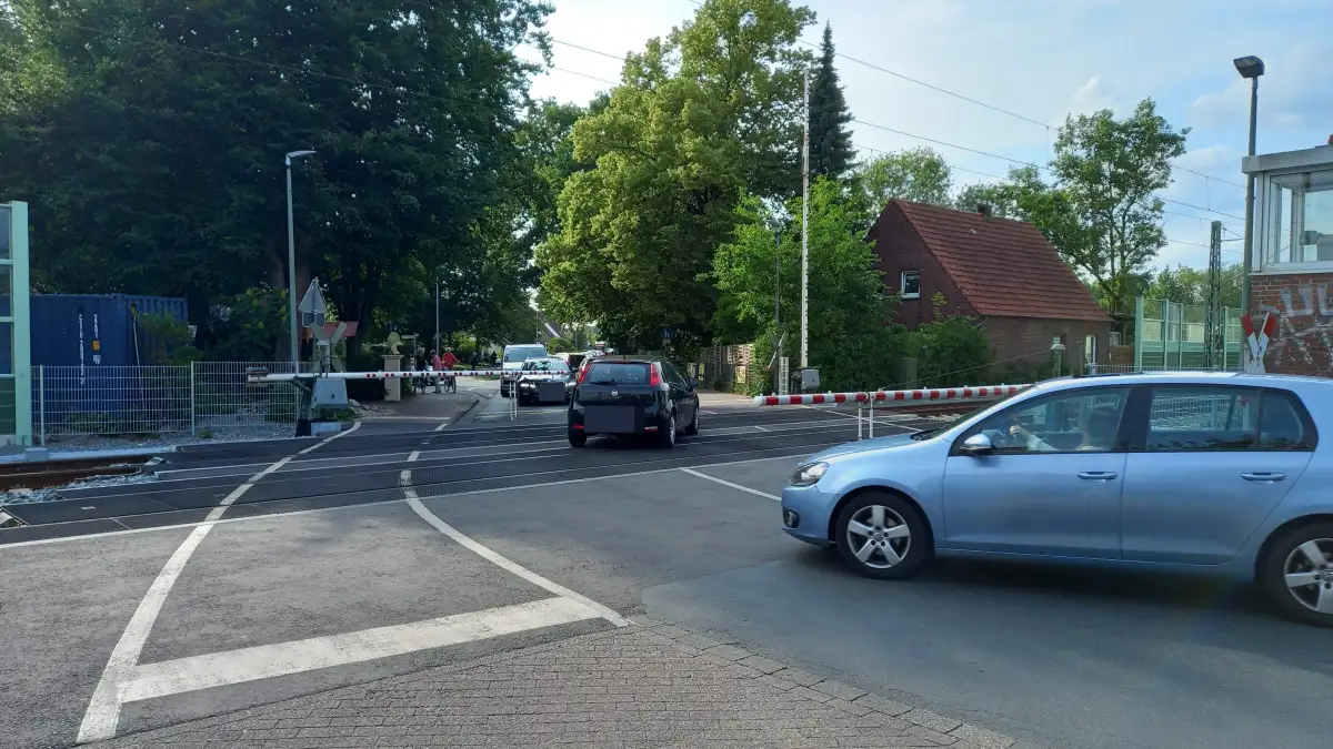 Half-barriers didn't open: Problems with the level crossing in ...