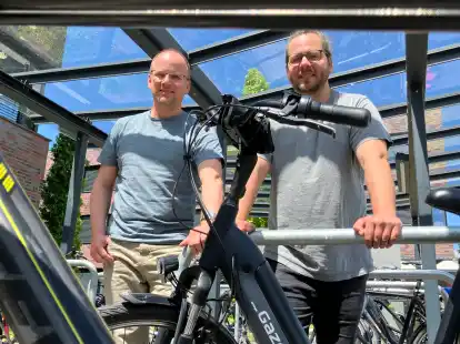 Blicken unterschiedlich auf den Radverkehr in Oldenburg: Die NWZ-Redakteure Patrick Buck (links) und Stefan Simon.