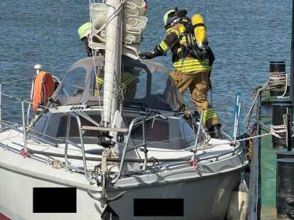 Im Hafen untersuchten die Freiwilligen Feuerwehren Hooksiel und Waddewarden das Boot nach Brandnestern.