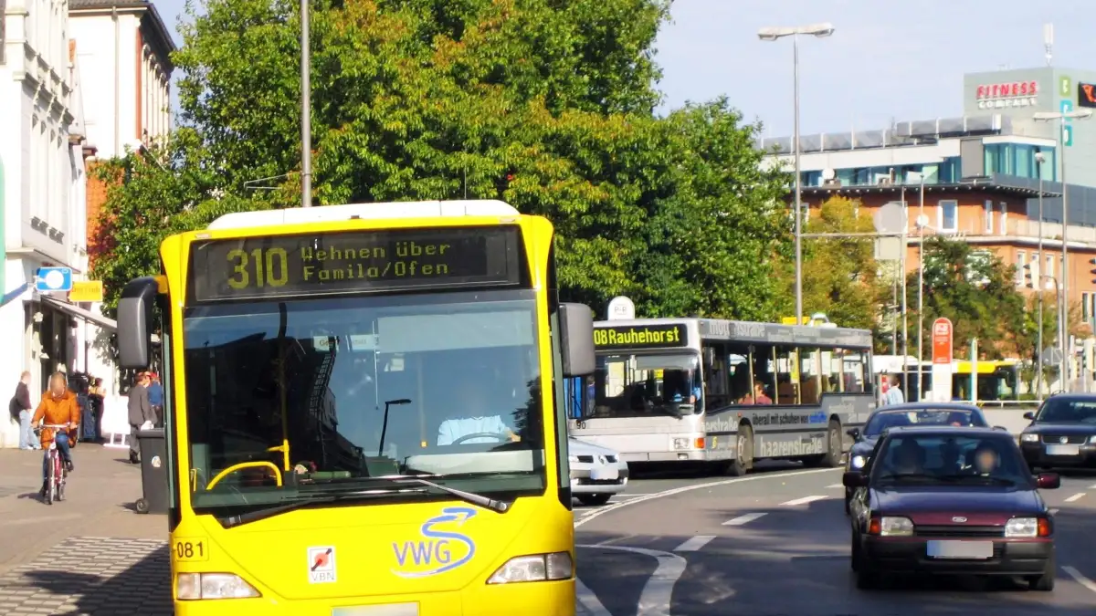 Polizei Oldenburg ermittelt: Zwei Männer greifen 20-Jährigen am Lappan mit ...