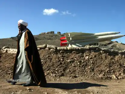 Finsteres Mittelalter mit Raketen: ein iranischer Mullah mit seinem Spielzeug