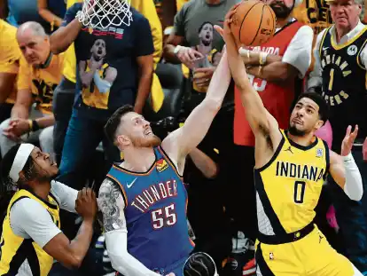 Plays for the title in the NBA: Isaiah Hartenstein (in blue)
