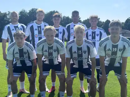 Die neun Neuzugänge von Kickers Emden im Trainingslager (von hinten links nach vorne rechts): Jarno Janssen (1. FC Bocholt), Peer Mahncke (St. Pauli II), Noah Gumpert (Holstein Kiel II), Emeka Oduah (VfL Osnabrück), Norman Quindt (Hannover II), Michel Eickschläger (TuS Bersenbrück), Theo Schröder (St. Pauli II), Bent Andresen (VfB Lübeck) und Nick Stepantsev (Hannover II).