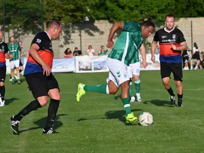 Er kann es noch: Ailton (am Ball, hier gegen Frank Löning, im Hintergrund Karsten Fischer und Christian Alder) traf auch gegen die Auswahl Ostfrieslands.