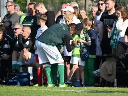 Anziehungspunkt Ailton: Der ehemalige Torjäger des SV Werder Bremen liebt die Show und ist für fast jeden Spaß zu haben. Er erfüllte bereitwillig die Autogrammwünsche der vielen Fans.