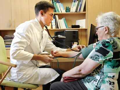 Ein Medizinstudent im 14. Semester untersucht eine Patientin. Da vor allem Landärzte händeringend gesucht werden, hat die CDU Friesland nun die Aufstockung der Landarztquoten-Studienplätze von 60 auf 90 beantragt.