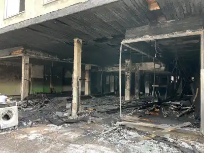 Der Eingangsbereich des Gebäudes, in dem einst ein Spielzeugladen war, ist völlig ausgebrannt. Der Rauch zog über das Treppenhaus in die obenliegenden Wohnungen.