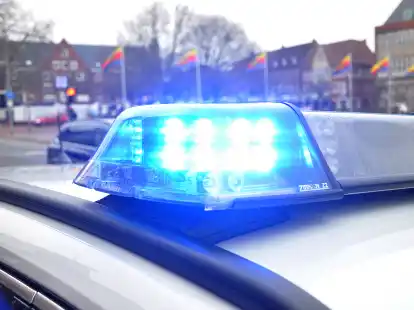 Die Polizei ermittelt, wie es zu dem Sturz aus dem Fenster kam.