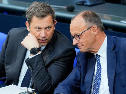 Lars Klingbeil (SPD), Bundesminister der Finanzen und Bundeskanzler Friedrich Merz im Bundestag (Archivbild)
