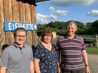 ehrere Generationen auf einem Hof: (von links) Sven, Lore und Heiko Reuter.