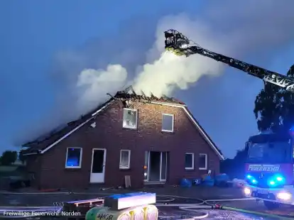 Ein Wohnhaus, das sich noch im Bau befand, wurde durch die Flammen komplett zerstört.