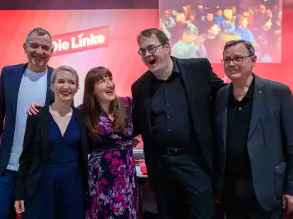 Jan van Aken (l-r), Parteivorsitzender Die Linke, Ines Schwerdtner, Parteivorsitzende Die Linke, Heidi Reichinnek, Fraktionsvorsitzende Die Linke im Bundestag, Sören Pellmann, Fraktionsvorsitzender Die Linke im Bundestag, und der frühere Thüringer Ministerpräsident Bodo Ramelow (Archivbild)