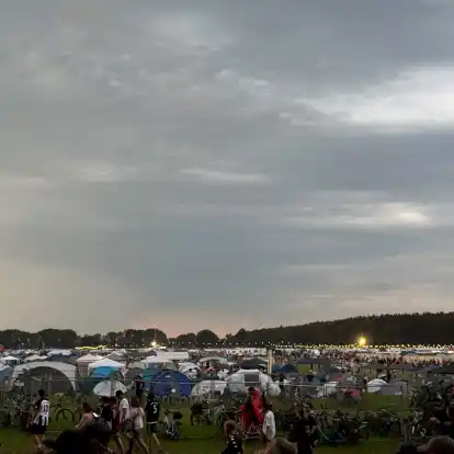 Menschen verlassen während einer Unterbrechung das Festivalgelände beim Hurricane-Festival. Am späten Abend wurde die Veranstaltung fortgesetzt.