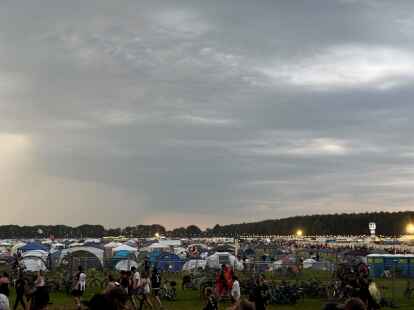 Menschen verlassen während einer Unterbrechung das Festivalgelände beim Hurricane-Festival. Am späten Abend wurde die Veranstaltung fortgesetzt.