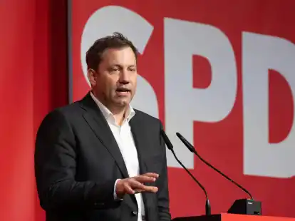Für SPD-Chef und Finanzminister Lars Klingbeil wird es eine harte Woche: Haushalt, Investitionsbooster-Verhandlungen mit den Ländern und am Ende der Woche der Parteitag, von dem nicht klar ist, wie beschädigt der Parteichef rausgehen wird. (Archivbild)