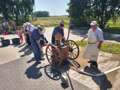 120 Jahre Feuerwehr Lemwerder: Historische Ausrüstung konnte begutachtet und ausprobiert werden.