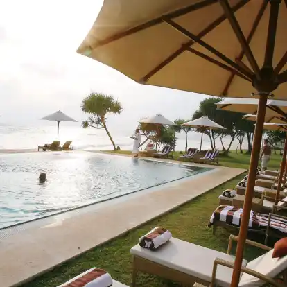 Zu wenige Liegen am Pool? Rechtlich gesehen kann das durchaus auch ein Reisemangel sein, etwa wenn der Veranstalter in der Leistungsbeschreibung die große Poollandschaft mit ihren zahlreichen Liegen hervorhebt.