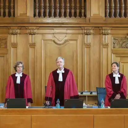 Der 6. Senat mit dem Vorsitzenden Richter Ingo Kraft (M) bei der Verhandlung des Bundesverwaltungsgerichts. (Archivbild)