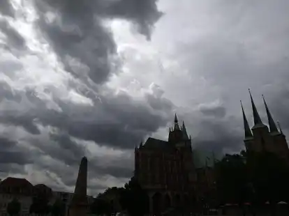 Blick auf den Erfurter Domplatz. Nach einem Montag mit starken Unwettern bleibt es am Dienstag wolkig, dafür wird es etwas milder.