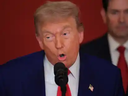 US-Präsident Donald Trump spricht im East Room des Weißen Hauses.