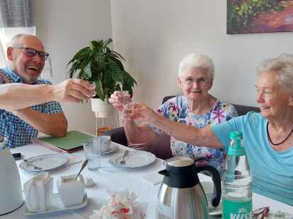 Auch fast 40 Jahre nach dem Verlust ihrer Ehemänner halten die Seniorinnen der Selbsthilfegruppe „Leben“ weiterhin zusammen. Eine Partnerschaft kann sich keiner von ihnen mehr vorstellen. Von Links: Martin Kessens (Initiator), Hilde Marschke und Maria Thien.