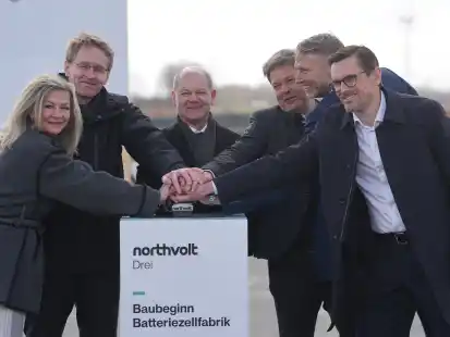 Die Schwedische Botschafterin in Deutschland Veronika Wand-Danielsson (l-r), Schleswig-Holsteins Ministerpräsident Daniel Günther (CDU), der damalige Bundeskanzler Olaf Scholz (SPD), der damalige Wirtschaftsminister und Vizekanzler Robert Habeck (Grünen), Nothvolt-CEO Peter Carlsson und Christofer Haux, Northvolt-Geschäftsführer, haben im März 2024 gemeinsam den roten Knopf für den Start des Baus einer Batteriezellenfabrik von Northvolt in Schleswig-Holstein. Inzwischen ist die Firma insolvent und Steuergeld weg.