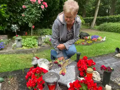 Ingeborg Nercher ist erschüttert über den Vandalismus auf dem Grab ihres Mannes.