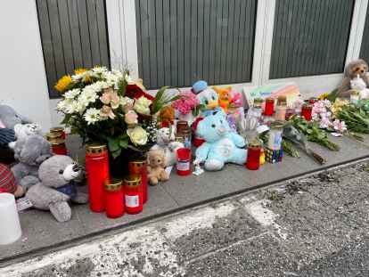 Am Tatort zeigen zahlreiche Bürgerinnen und Bürger ihre Anteilnahme und legen Blumen, Kerzen und Stofftiere in der Wilhelmshavener Marktstraße nieder.