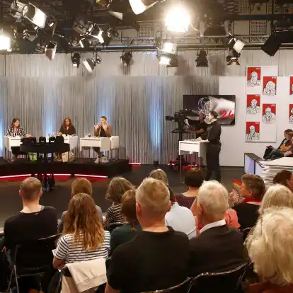 Die Schreibtalente stellen sich einer kritischen Jury und dem Live-Publikum.