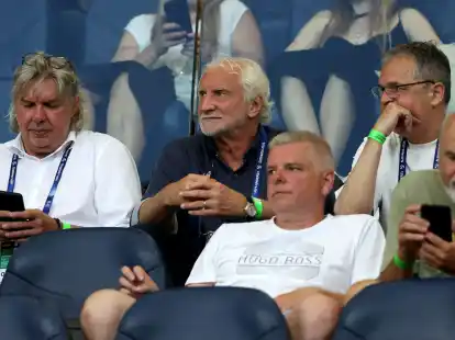 Rudi Völler (M) tippt auf einen Sieg gegen England.