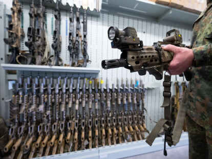 Ein Soldat zeigt ein spezielles Modell des G-36 Sturmgewehrs von Heckler & Koch in einer Waffenkammer. Der oberste Ausrüster des Verteidigungsministeriums und Vize-Admiral Carsten Stawitzki kündigte jüngst auf bundeswehreigenen Kanälen an, dass ein Nachfolger des Sturmgewehrs G-36 kommen soll.
