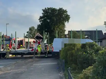 In Delmenhorst ist es am Bahnübergang des Riedeweges zu einer Kollision von Transporter und Güterzug gekommen.