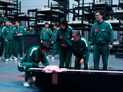 Dieses von Netflix zur Verfügung gestellte Foto zeigt eine Filmszene aus Squid Game 3 mit Park Sung-hoon (von links nach rechts) als Cho Hyun-ju, Jo Yu-ri als Kim Jun-hee, Kang Ae-sim als Jang Geum-ja und Yang Dong-geun als Park Yong-sik.