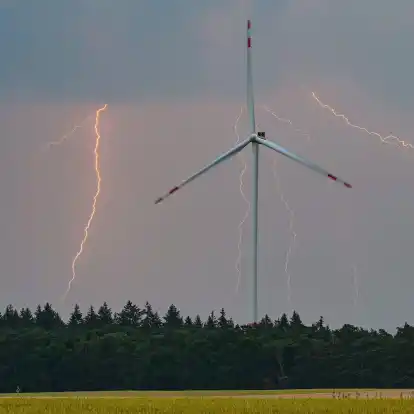 Die Gewitter können auch Starkregen im Gepäck haben. (Archivbild)