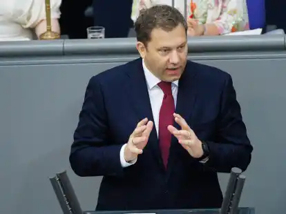 Klingbeil warb im Bundestag f&uuml;r sein Gesetz.  (Carsten Koall/dpa)