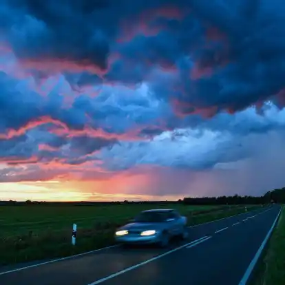 Sicher durchs Unwetter: Gewitter können Autos und ihren Passagieren kaum etwas anhaben.