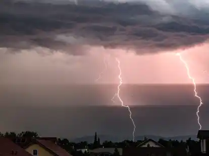 Schutz suchen: Das Bundesamt für Bevölkerungsschutz und Katastrophenhilfe rät, sich bei Gewitter und Sturm in einem stabilen Gebäude aufzuhalten.