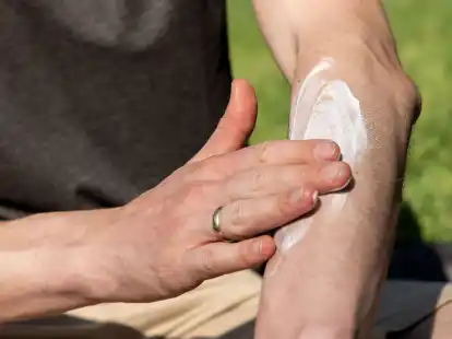 26 Sonnencremes, -lotionen und -sprays hat die Stiftung Warentest in ihrer aktuellen Ausgabe untersucht.