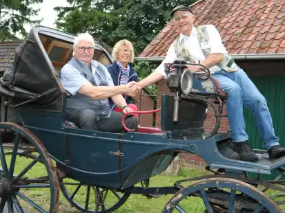 Uwe Schnars und Birgit Körting (von links) spendeten dem Moor- und Bauernmuseum in Benthullen eine rund 100 Jahre alte Viktoria-Kutsche. Dafür bedankte sich Jürgen Bureck vom Museumsverein.