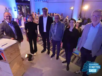 Der Leiter des NWZ-Regionalteams Mitte für Oldenburg und Ammerland, Markus Minten (rechts), sowie sein Stellvertreter Patrick Buck (links) sprachen mit (v.l.) Evelina Litvinova (Vorsitzende Stadtschülerrat), Oberbürgermeister Jürgen Krogmann (von links), Herwig Langetepe (Vorsitzender Bürgerverein Ohmstede) sowie Prof. Dr. Radostina Radulova-Stahmer (Professur für Regenerativen Städtebau) über die Probleme und Herausforderungen in Oldenburg.