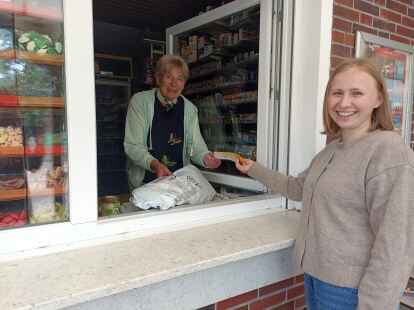 Helga Folkers heißt Kundin Jana Wienrank aus Neuschoo willkommen, die ihre Päckchen verschicken möchte.