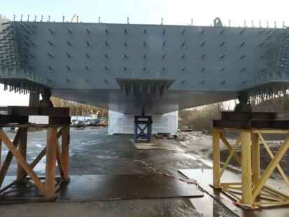 Die neuen Brückenteile warten bereits seit Januar dieses Jahres auf den Einbau im Autobahndreieck Delmenhorst.