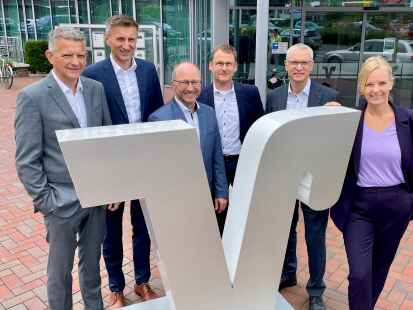 Erleichtert und dankbar für das Votum zur Fusion: Andre Niemeyer und Waldemar Kelm (Volksbank Jever), Peter Beck und Markus Graf (Butjadingen-Abbehausen) sowie Peter Jongmanns und Tanja Daugill (Varel-Nordenham).
