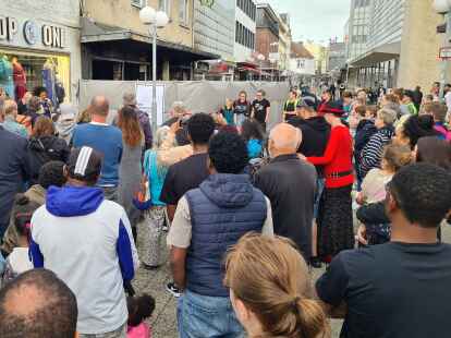 Vor der Ort des Geschehens in der Marktstraße versammelten sich am Freitagabend sich gut 100 Menschen zum stillen Gedenken.
