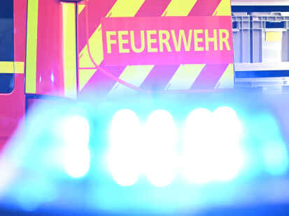 Die Feuerwehr musste in Weener nicht mehr groß eingreifen – Bewohner hatten das Übergreifen der Flammen auf ihr Wohnhaus eigenständig verhindert.