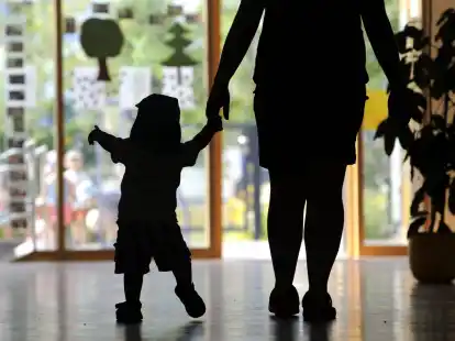 Eltern, die ihre Kinder wiederholt deutlich zu spät zum Kindergarten bringen, ärgern unsere Kita-Kolumnistin.